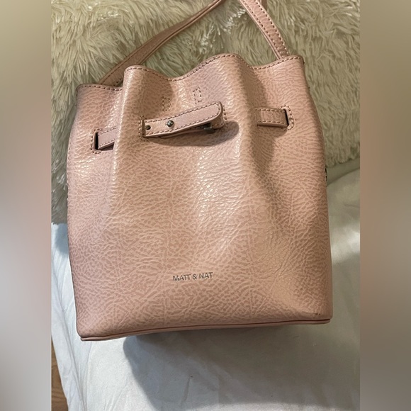 ❤️SOLD❤️ MATT & NAT Light Pink Grained Vegan Leather Bucket Bag - Picture 2 of 10